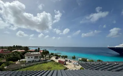 Kralendijk beach blue ocean